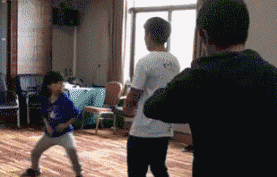 搞笑GIF:妹子虽然你有一双大白腿,但我不是来看你的