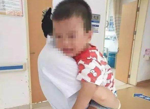 广西的一场车祸带走了两岁宝宝的至亲 遗孤哭