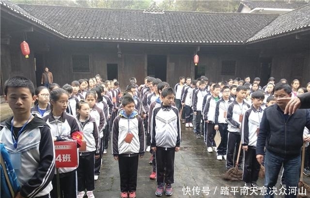 常德市桃源县教仁学校师生瞻仰宋教仁故居