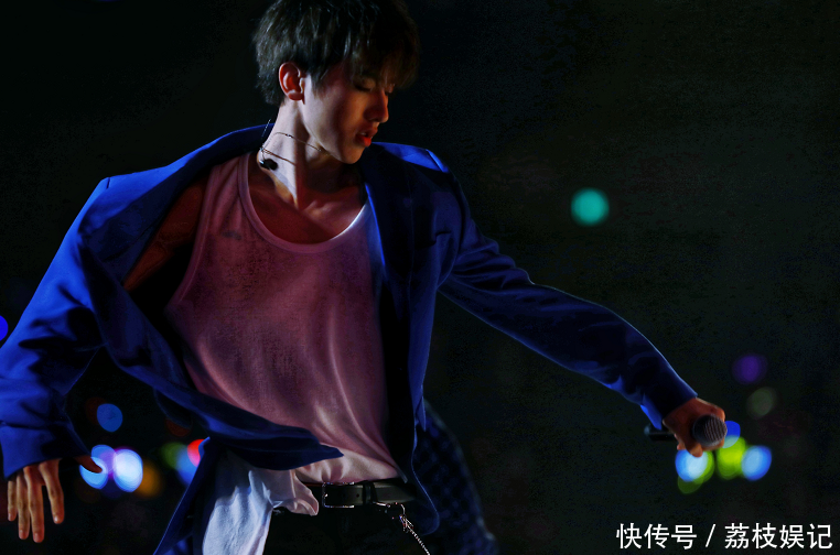 蔡徐坤站了个假C位,800万福利送玫瑰?粉丝:我