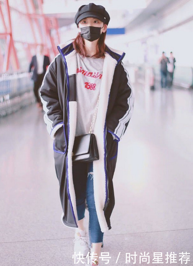 杨超越现身机场,白色上衣配破洞裤潮范十足,这
