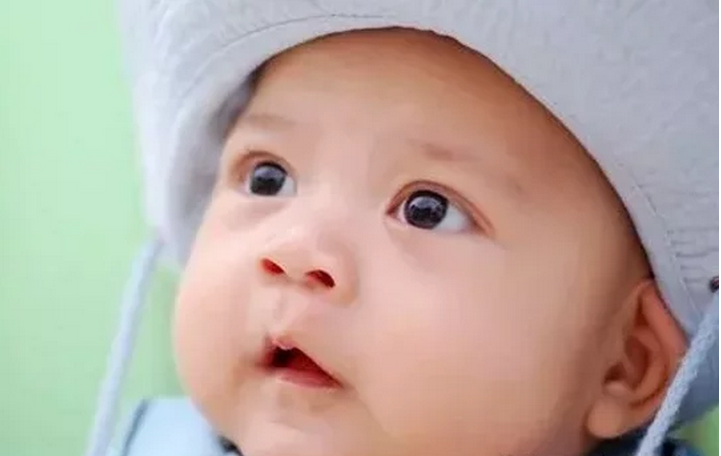 宝宝办出生证明,医生却把宝宝名字打错,夫妻俩