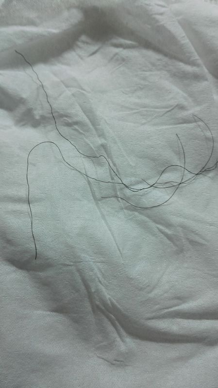 有些头发十分卷曲,头发表面一层很多都是,而且