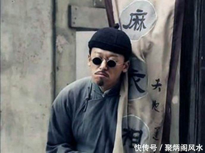 瞎子路边摆卦摊,待来人报上八字后,才知道自己算了“皇帝”命!