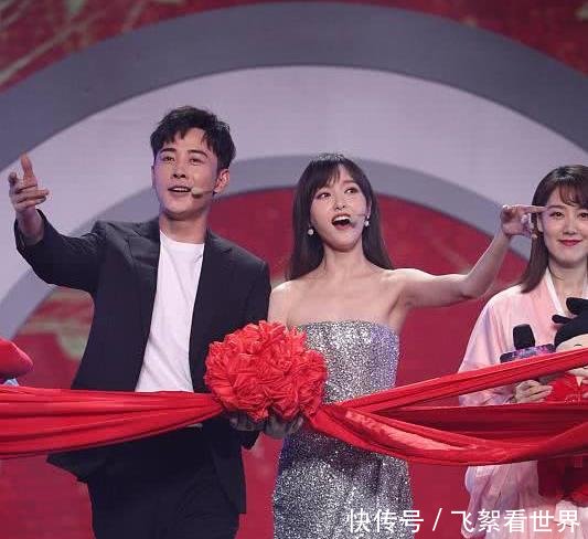 唐嫣罗晋跨年晚会合体发狗粮,唐嫣穿抹胸亮片