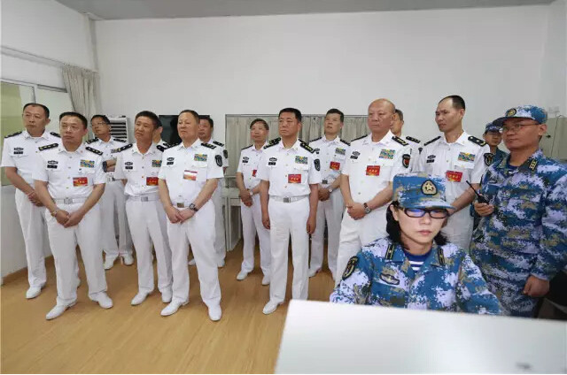 这个“少将”咋这么牛?海军司令员吴胜利给他打伞!