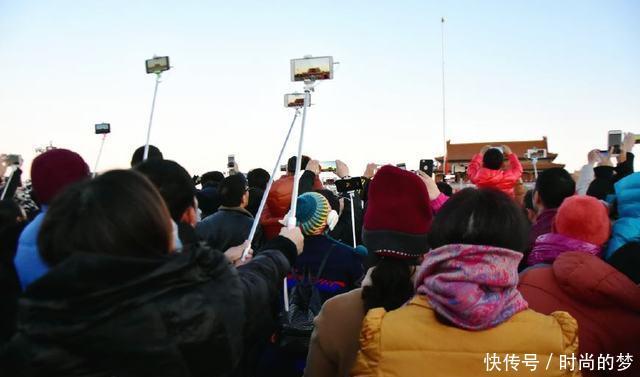 丽江大妈三千公里到北京看升旗,虽然没看到,还