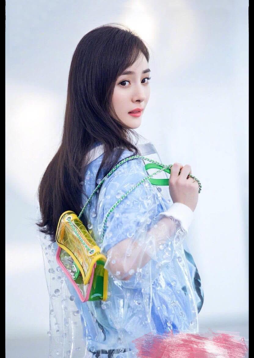 杨幂三万五的香奈儿塑料雨衣两万的香奈儿包包