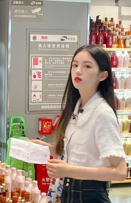 《中餐厅》新路透释出 周也丁真超市采购 …