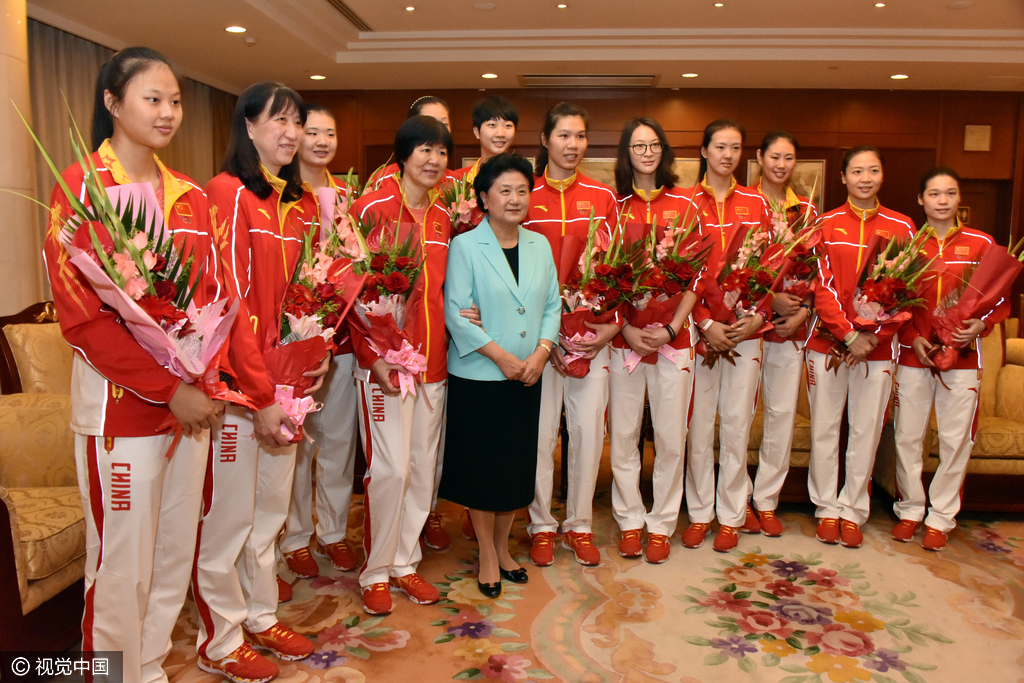 女排回国被上千粉丝包围 为纪念郎平湖南景点更名铁榔头【图】 女排回国被上千粉丝包围 为纪念郎平湖南景点更名铁榔头【图】