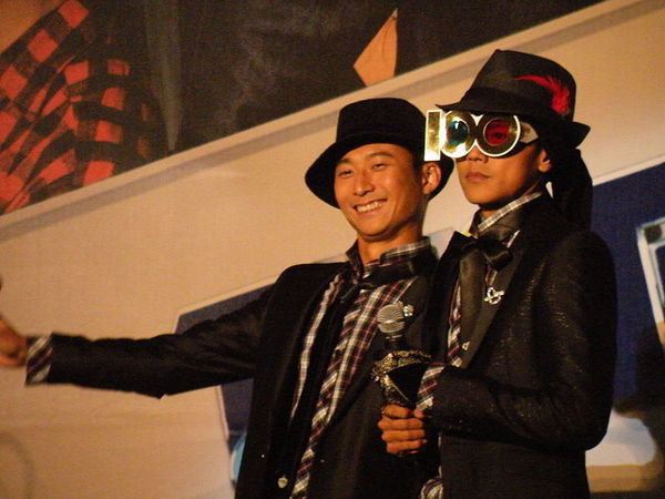 台湾两个人的男组合MV很搞笑_360问答