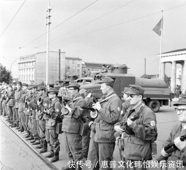 柏林墙及其上方的条状空域属于东德的领土领空