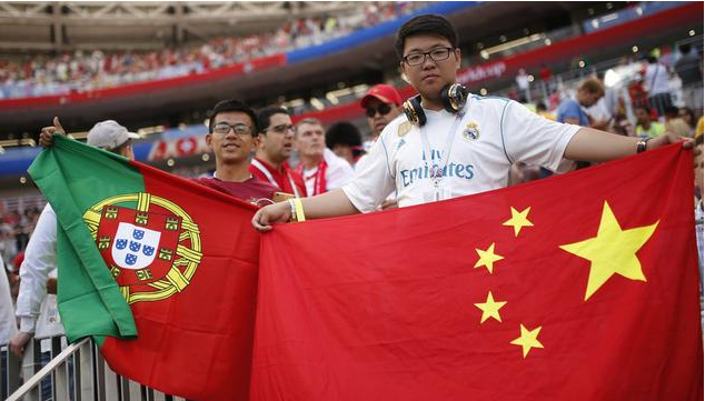 2018世界杯:中国球迷又抢镜,手举五星红旗观战