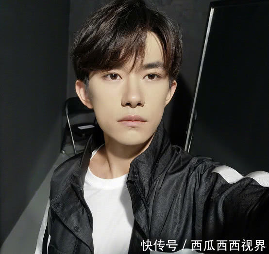 易烊千玺晒请假条,看到他请假的理由,确定班主任会批? 澳门新葡京真人赌场