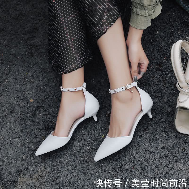 女生穿的小高跟鞋 t01f6476f6ca0c95eb5.jpg