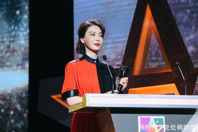 41岁的陈数剪了一款短发造型,穿拼色长裙搭气