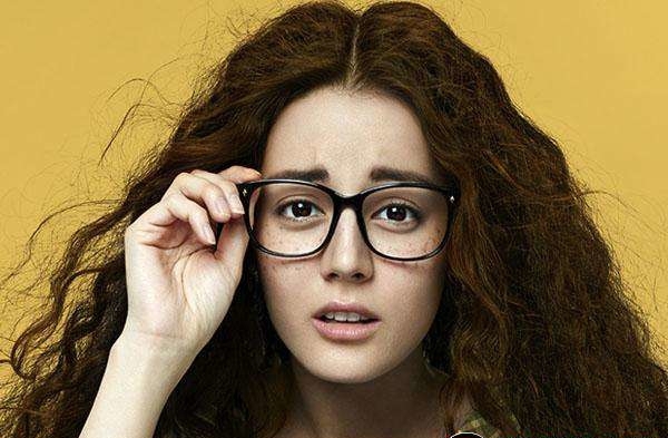 迪丽热巴眯眼,陈伟霆不会穿针,近视眼明星拍戏