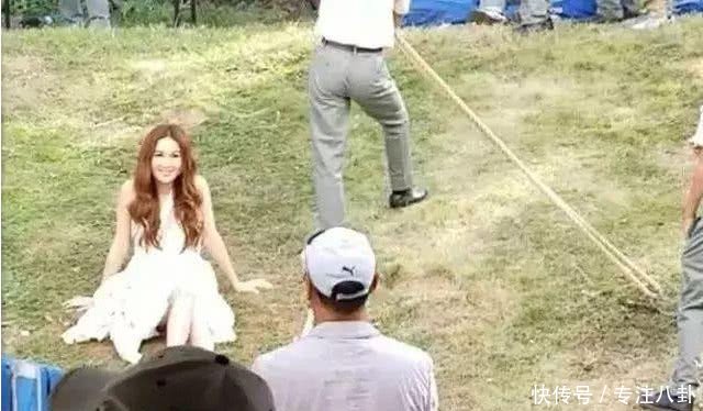 温碧霞浓妆出席儿子学校义工活动,许晋亨却低