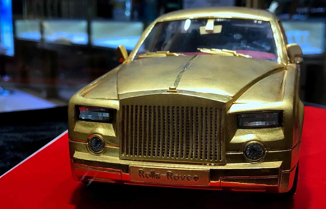 土豪玩具劳斯莱斯黄金轿车亮相 售价258万元