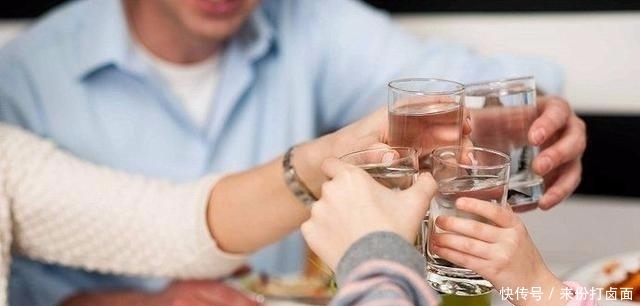 喝醉酒时喝白水还是喝饮料,哪个醒酒快呢?医生