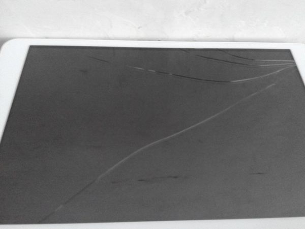 平板电脑屏幕压了几条裂痕,屏幕显示正常,就是