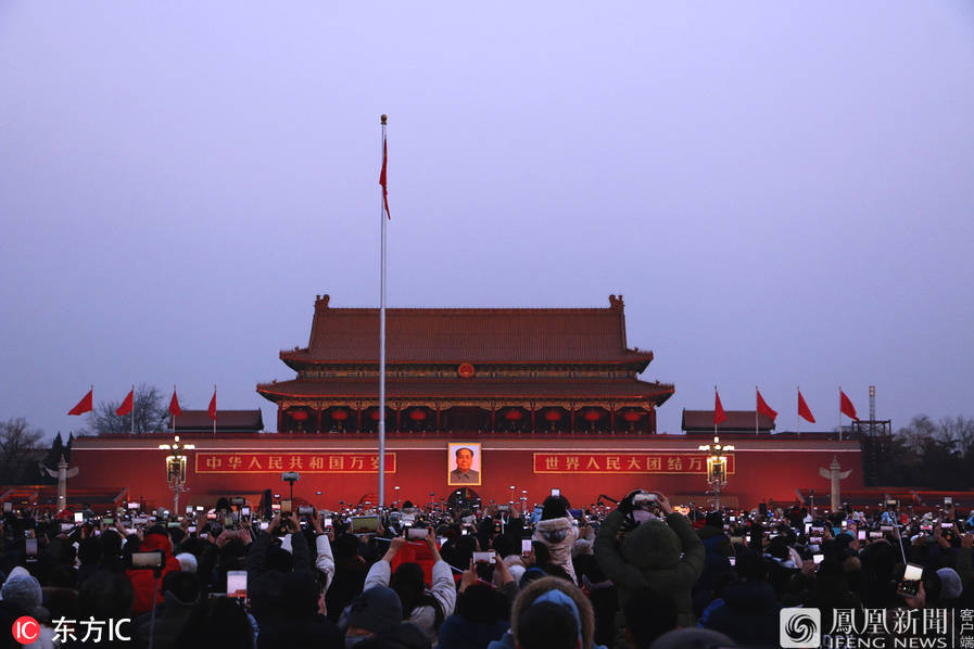 北京:近十万群众看升国旗