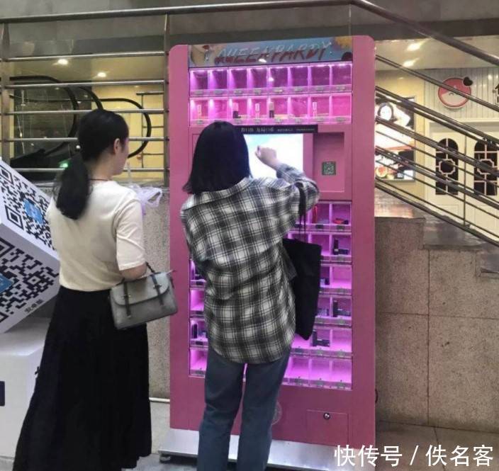 网红口红机爆火!里面的口红都是真的吗?