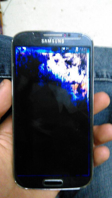 三星s4 手机屏幕出现一大片阴影 几乎把屏幕盖