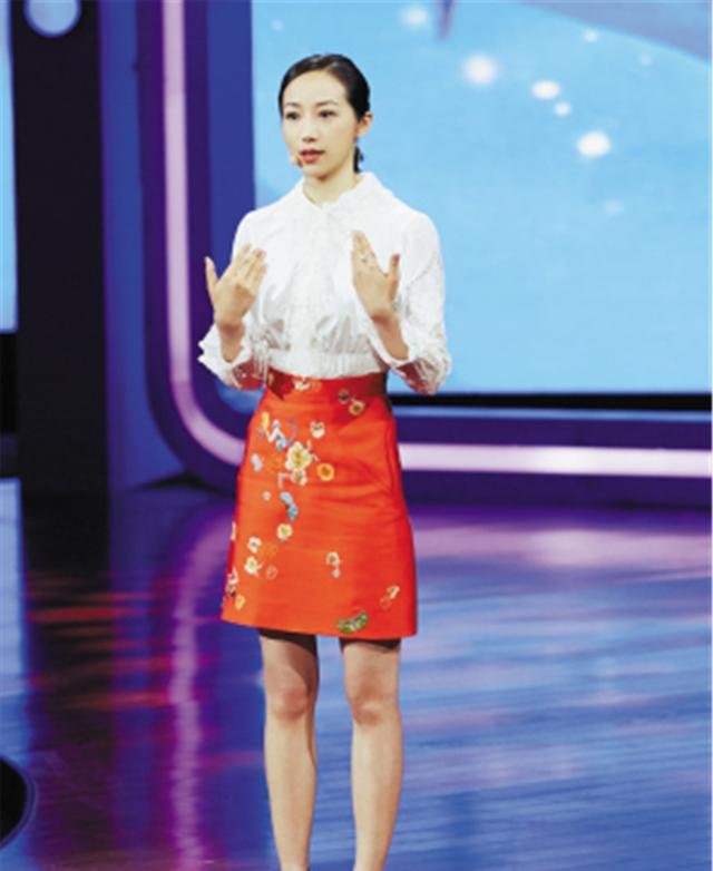 韩雪白鞋被粉丝踩,下意识做的动作,很可爱接地