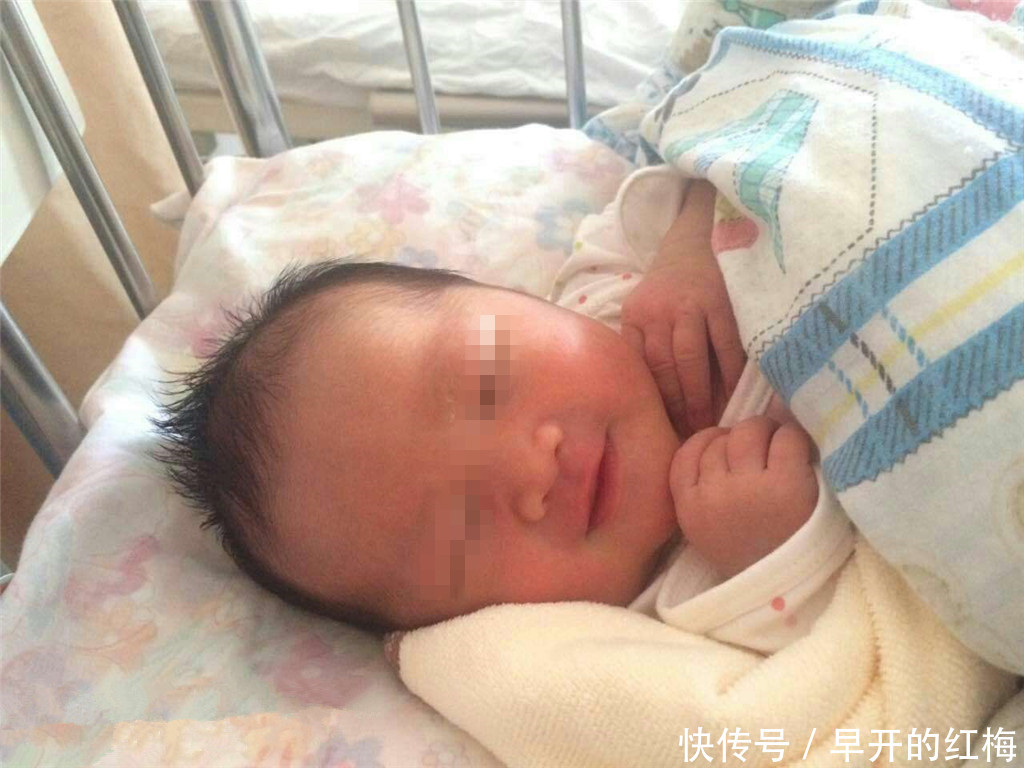 我带女儿给婆婆拜年，婆婆拿出两个鼓鼓的红包，打开后我们离婚了