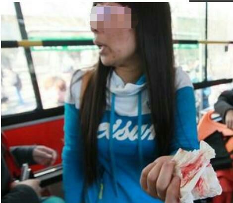 72岁老人公交上要求让座遭拒,接下来老人的做法让乘客很气愤