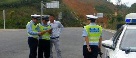 交警查车遇到一辆可疑车辆 驾驶证上的地址更