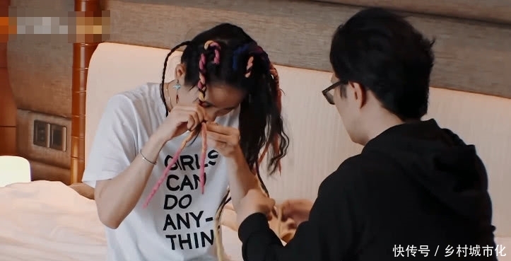 汪峰帮老婆章子怡拆头发,看到两人的坐姿?不能