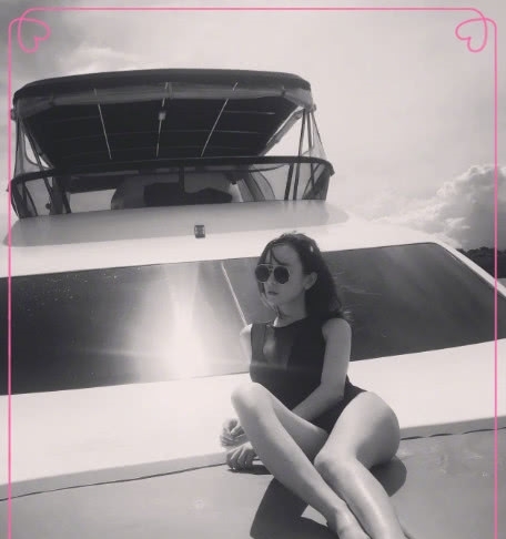 张檬晒美照,在海边大秀性感身材,一身连体泳衣