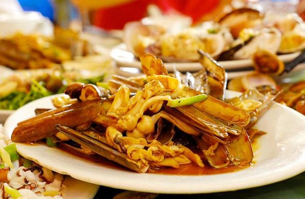 做海鲜的过程中我们应该多放葱姜蒜,可以达到