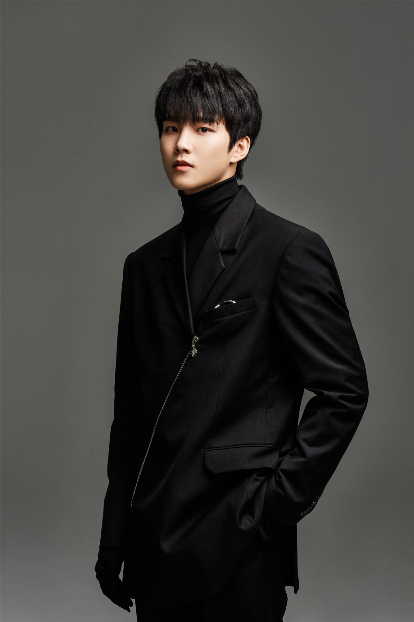 周彦辰出演《晨阳》反派 黑色系写真曝光冷峻