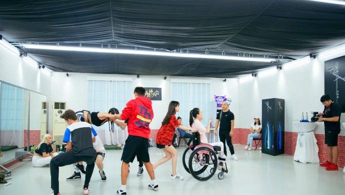 Angelababy参加《新舞林大会》, 网友: 腿都伸