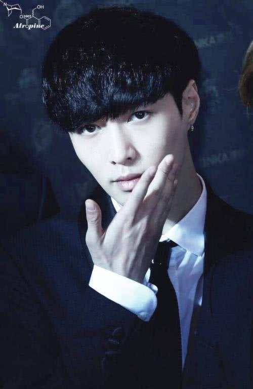 吴亦凡、张艺兴、鹿晗、黄子韬的学历, 差距不