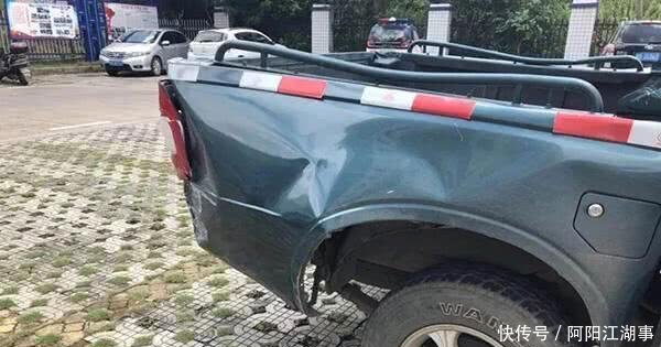 男子停车不规范,遭皮卡司机连撞11次,皮卡司机