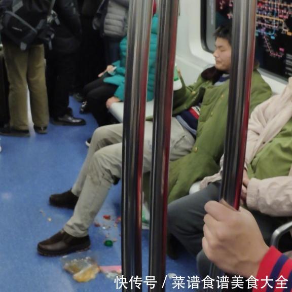 北京一男子地铁内吃小龙虾,虾壳吐了一地扔垃