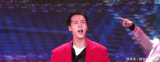 春晚黄渤张艺兴大跳,陈伟霆站立不动,疑似老伤