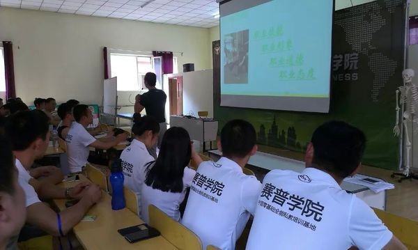 近的健身教练培训在哪里啊 我想当健身教练 在