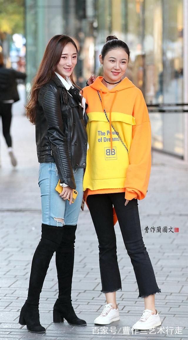 街拍这些闺蜜为什么只肯拍合影因为二人搭配更