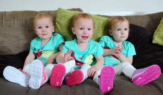 宝妈生下三胞胎,3人长得一模一样,辨别用的方