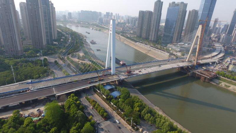 月湖桥姊妹桥主桥合拢 两桥承台相距仅1米2