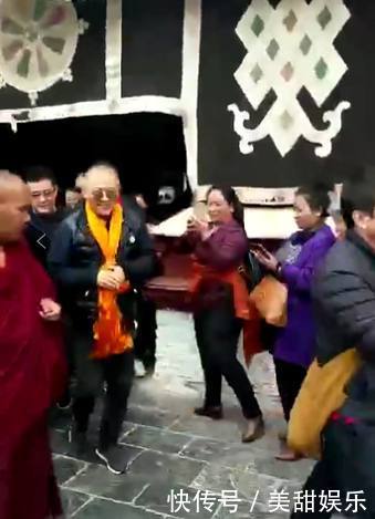 网友偶遇李连杰寺庙祈福,看到苍白头发的他,真