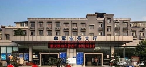 小伙摇到“2222”车牌很开心,看到最后一个字,工作人员笑了 必赢国际注册
