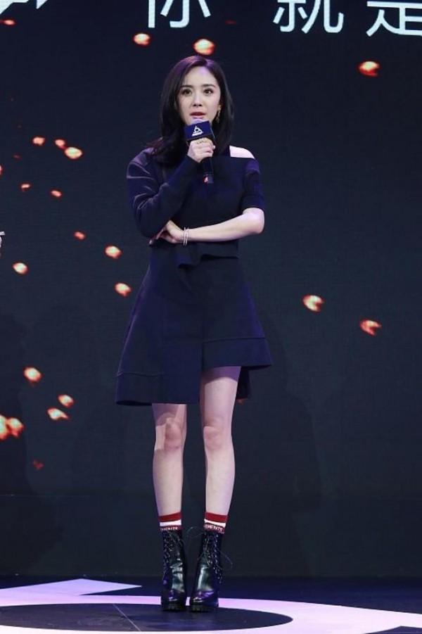 有一种球袜,穿上不是去踢球而是去露腿,杨幂江