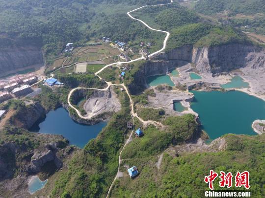 重庆实施矿山生态环境恢复治理 废弃矿区崛起矿山公园