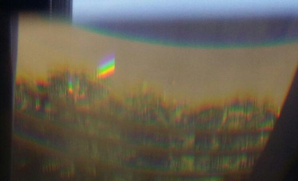 三棱镜光的色散实验,为什么会看到红光更靠近